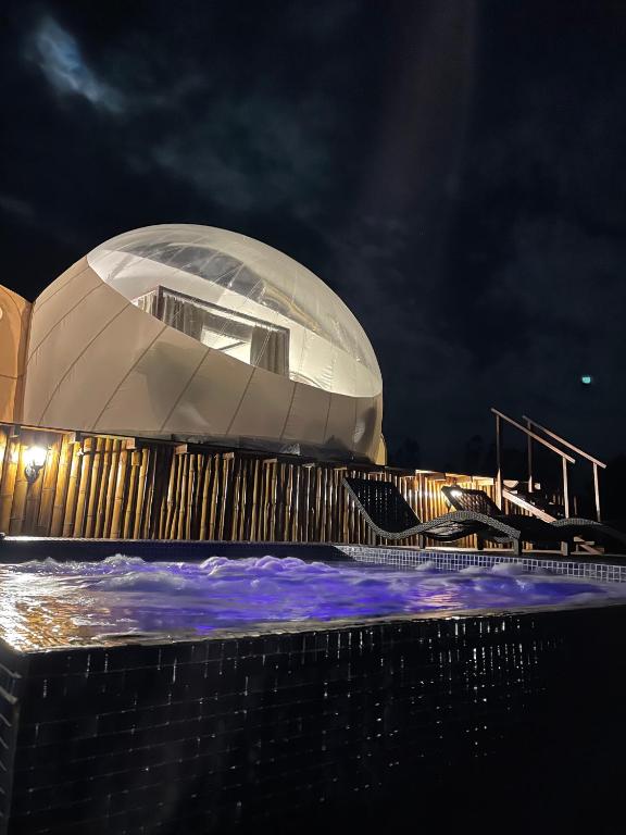 Bazén v ubytování Monteza Glamping nebo v jeho okolí