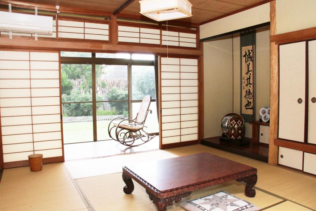 Guest house HIRO - Vacation STAY 08973v في Zōshuku: غرفة فيها طاولة وكرسي