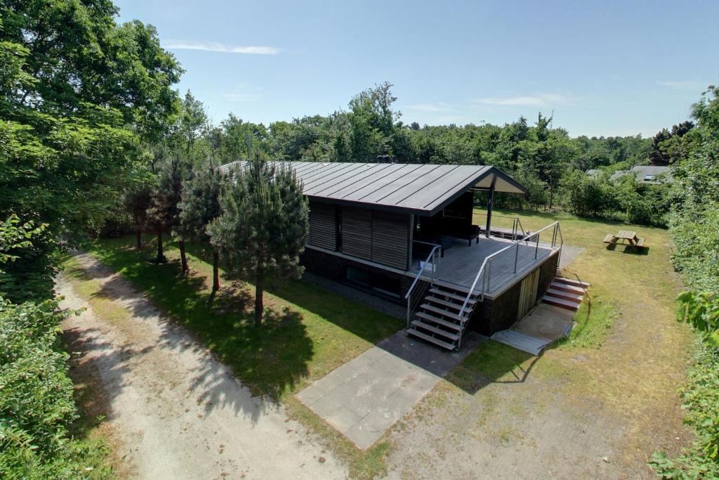 einen Blick über eine Blockhütte mit einer Veranda in der Unterkunft Villa Vink in Hollum