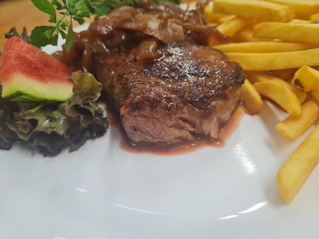 Jídlo v hotelu nebo okolí