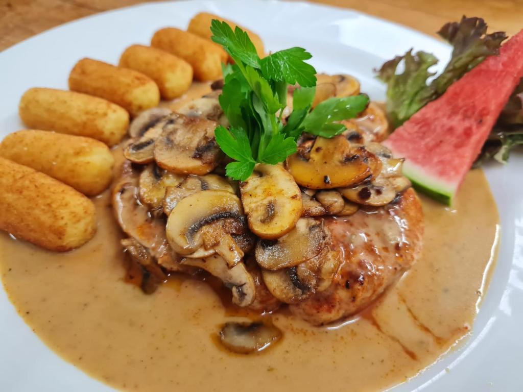 Jídlo v hotelu nebo okolí