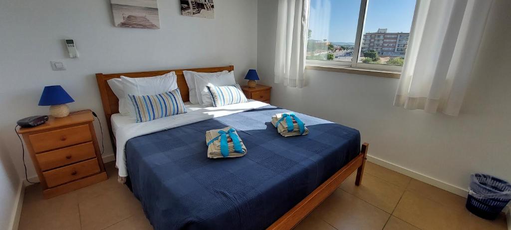 a bedroom with a bed with two towels on it at Varandas de Carteia in Quarteira