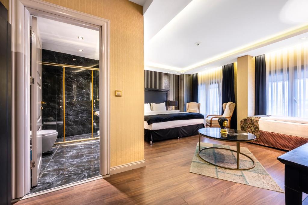 Postel nebo postele na pokoji v ubytování Golden Gate Hotel Topkapı