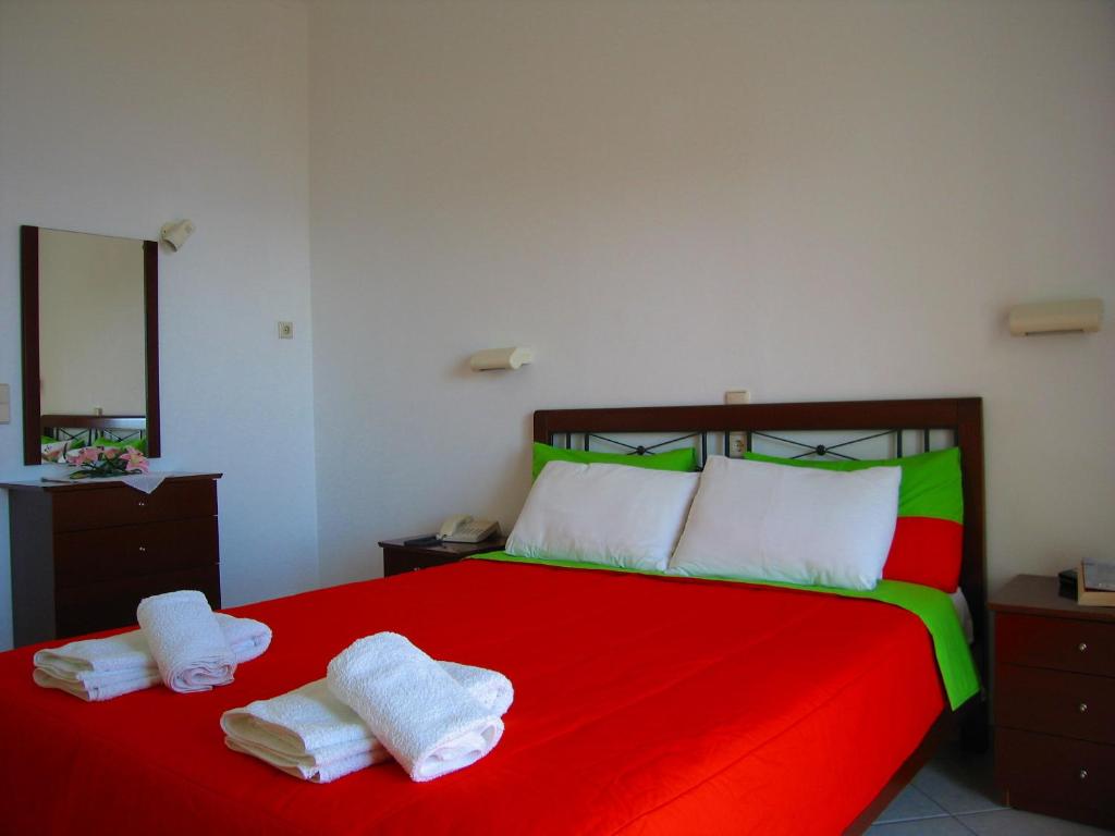 A bed or beds in a room at Spiros Studios