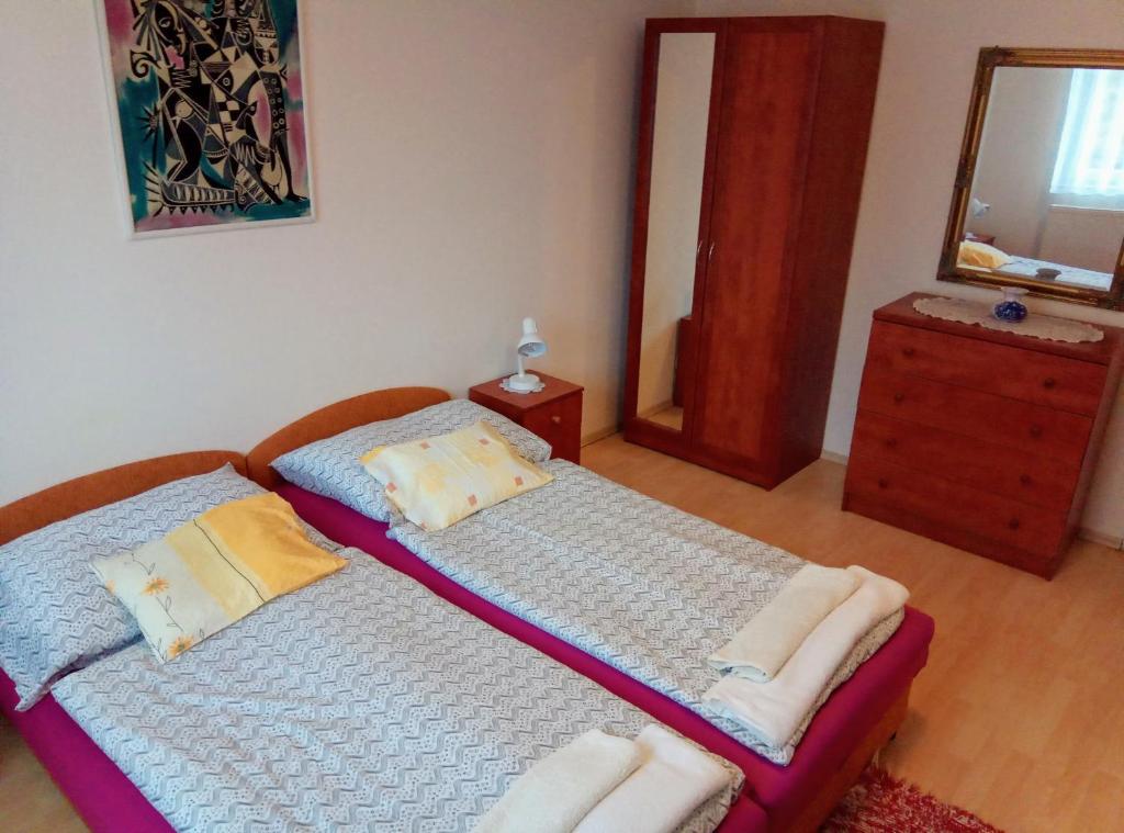 Posteľ alebo postele v izbe v ubytovaní HAUS FERENCZ Bötös Villa