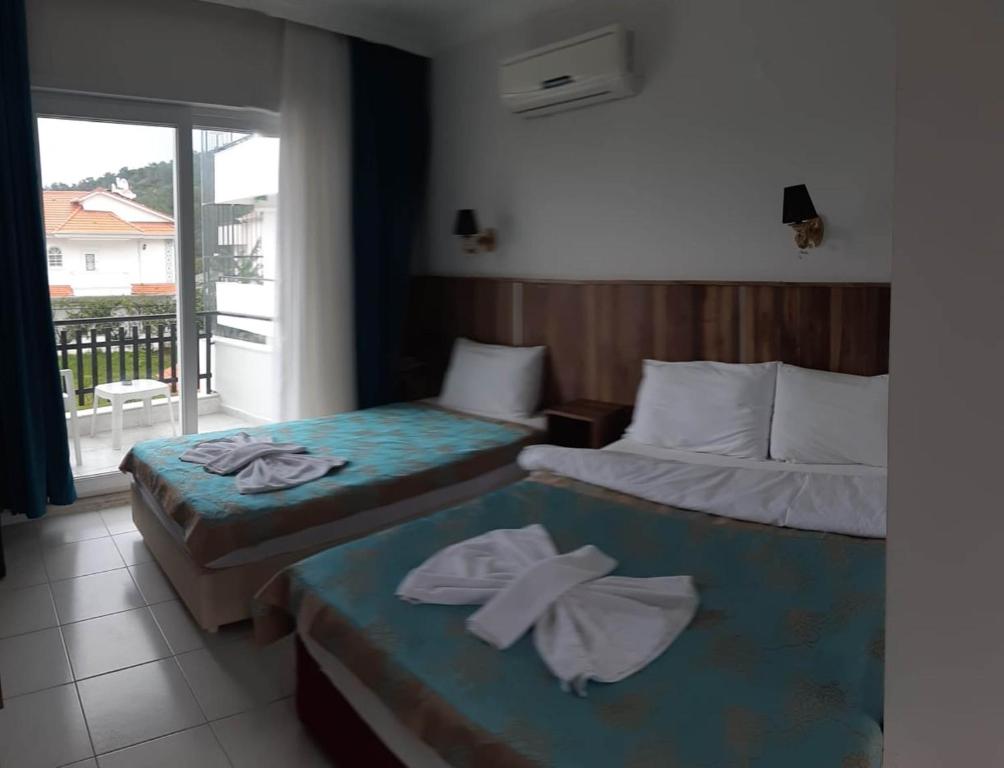 Postel nebo postele na pokoji v ubytování Elijah Hotel