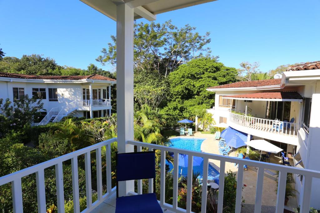 uma vista para a piscina a partir da varanda de uma casa em The Hideaway Hotel em Sámara