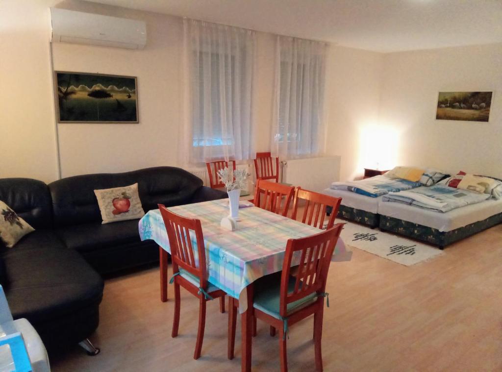 Posedenie v ubytovaní HAUS FERENCZ Bötös Villa