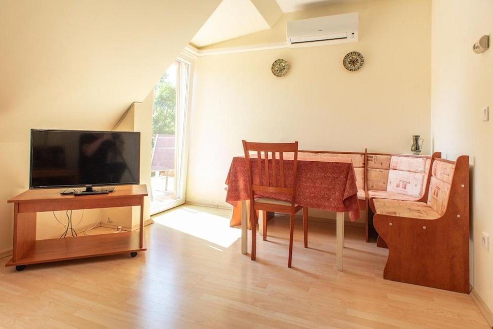 Televízia a/alebo spoločenská miestnosť v ubytovaní HAUS FERENCZ Bötös Villa