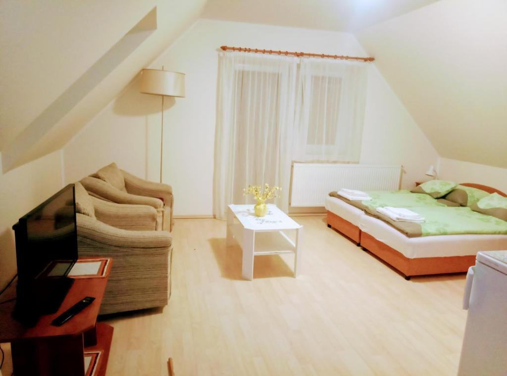 Posteľ alebo postele v izbe v ubytovaní HAUS FERENCZ Bötös Villa