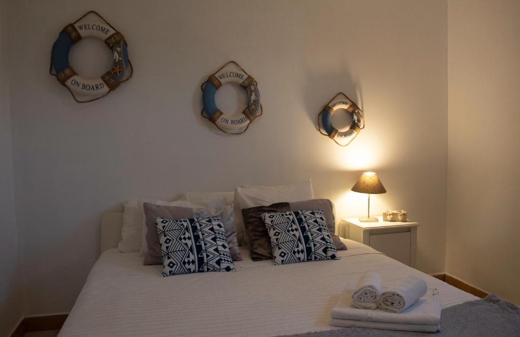 a bed room with a white bedspread and pillows at Porto Smart Apartments- airport in Perafita