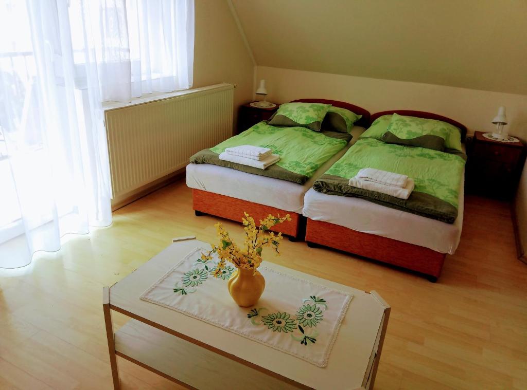 Posteľ alebo postele v izbe v ubytovaní HAUS FERENCZ Bötös Villa