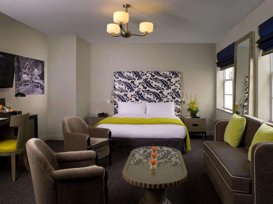 Hotel Breakwater South Beach - Deluxe Junior Suite一张国王床配沙发床和阳台