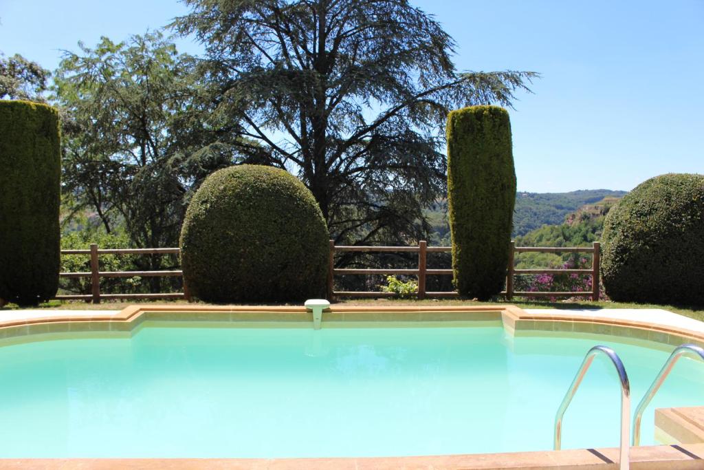Bazén v ubytování Charming cottage in Dordogne - with swimming pool from June 1st to Sept 30th nebo v jeho okolí