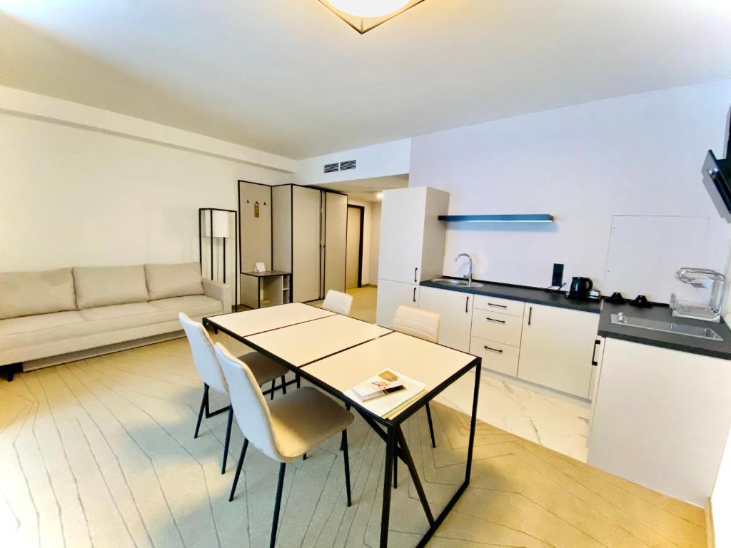 Kuchyňa alebo kuchynka v ubytovaní Arche Hotel Krakowska