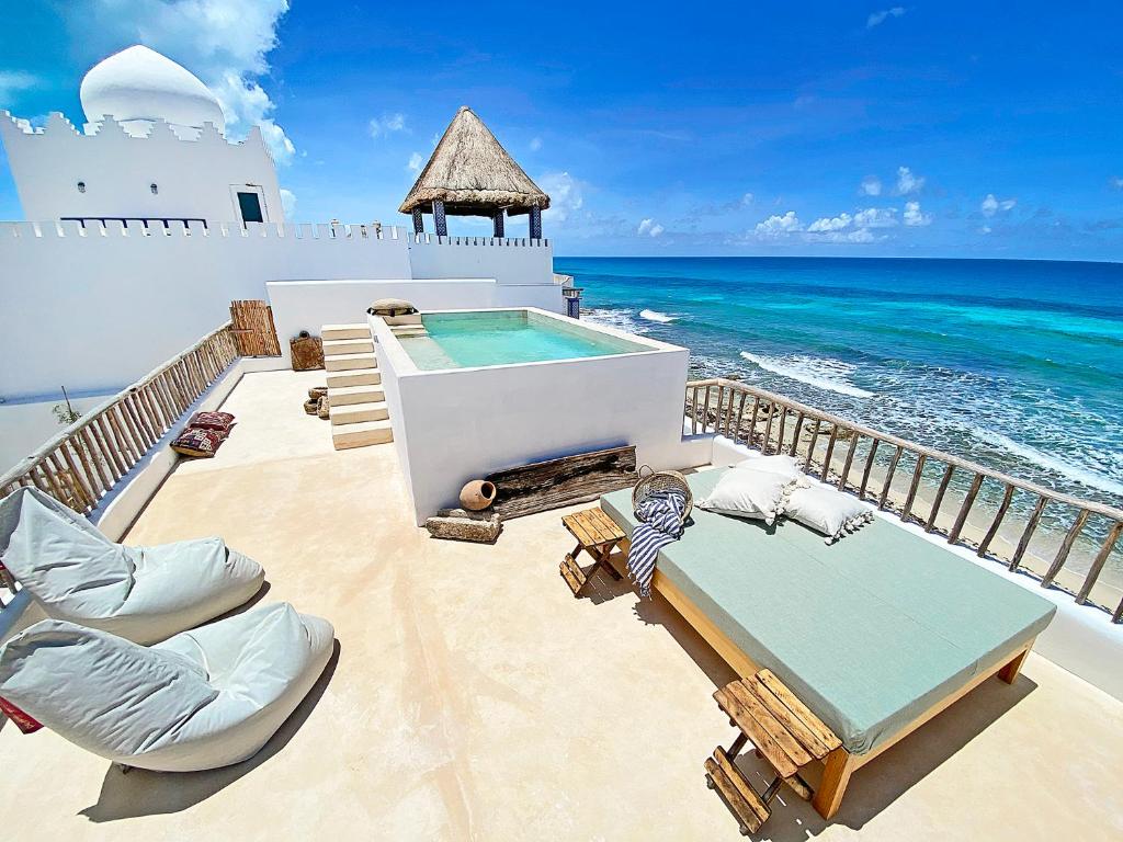 d'un balcon avec une piscine et l'océan. dans l'établissement Casa Alkimia Oceanfront, à Isla Mujeres