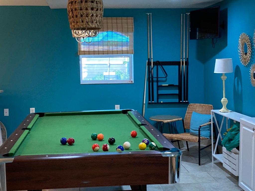 Biliár nebo kulečník v ubytování 3Gulls Inn Ozona-Boutique Hotel-Steps from Restaurants & Brewery-SwimSpa Pool-Pet Friendly