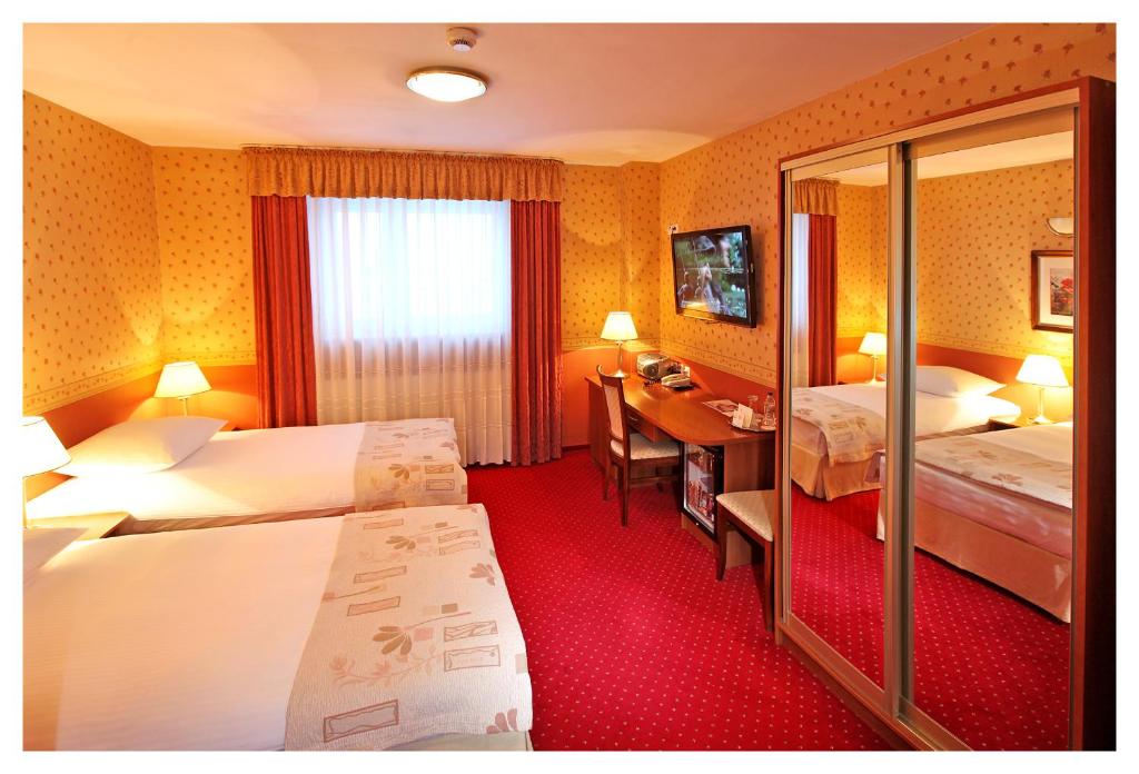 Postel nebo postele na pokoji v ubytování Hotel Janusz
