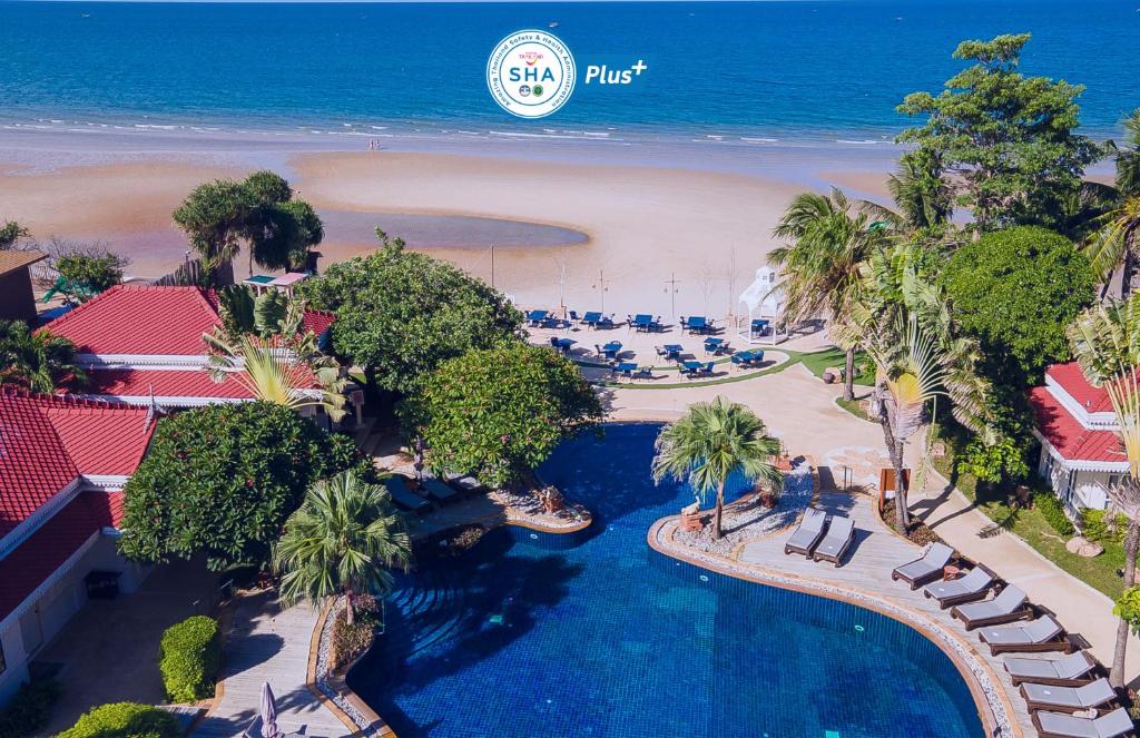 una vista aerea di un resort con spiaggia di Wora Bura Hua Hin Resort & Spa - SHA Extra Plus a Hua Hin