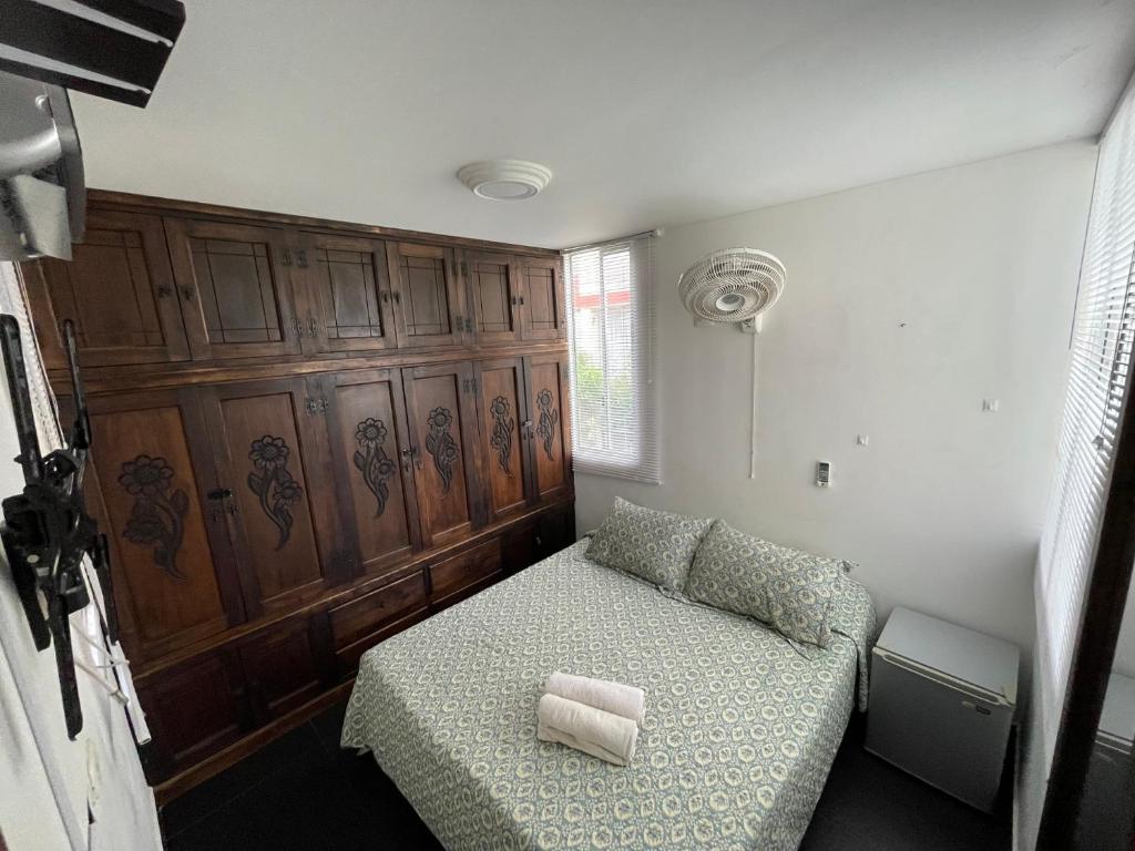 1 dormitorio con cama con almohada en Apartamento vacacional Vallesue en Flandes, Tolima, en Flandes