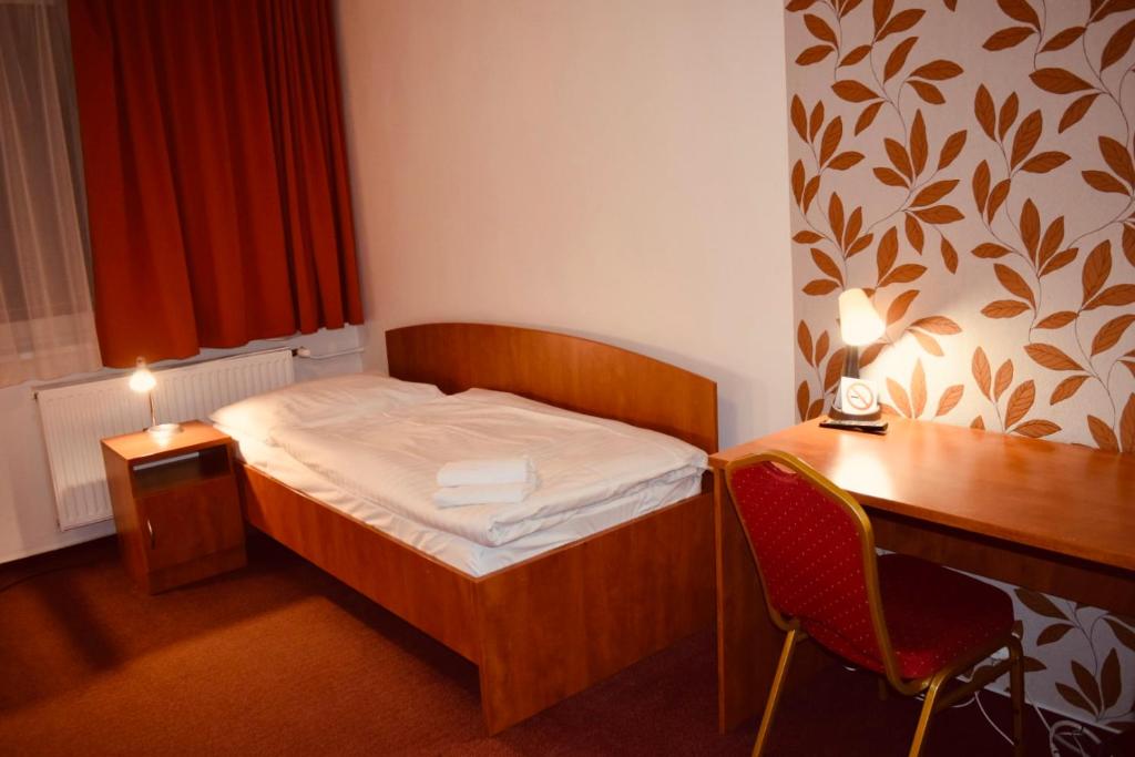 Postel nebo postele na pokoji v ubytování LC - Hotel Ostrava