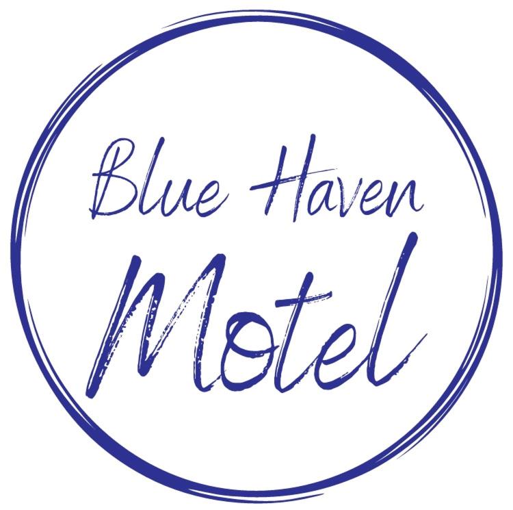 un texto escrito a mano de bluehaven metal en un círculo en Blue Haven Motel, en Mount Maunganui