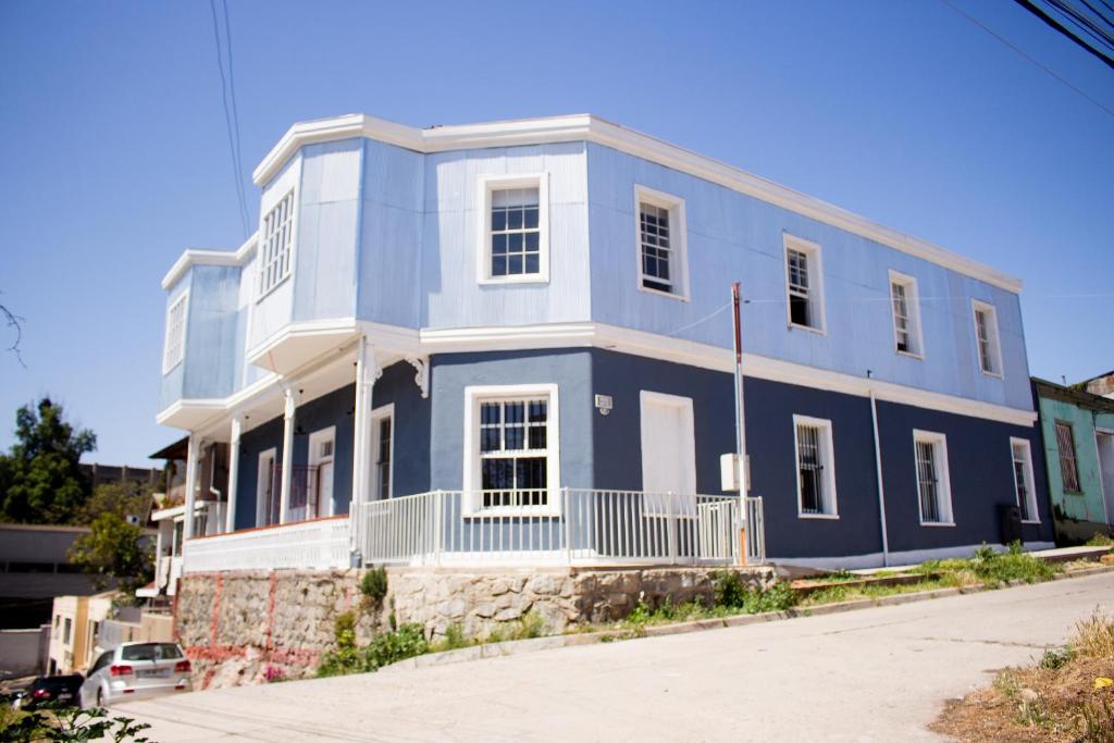 une maison bleue sur le côté d'une rue dans l'établissement Casa Baron, à Valparaíso