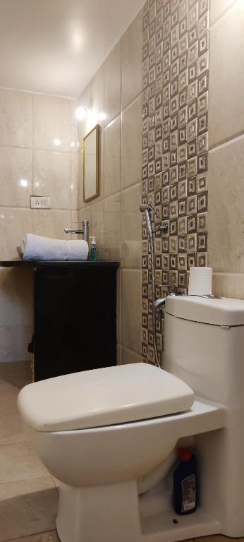 Koupelna v ubytování J-House, spacious apartments with balconies, Thalassa 1min away