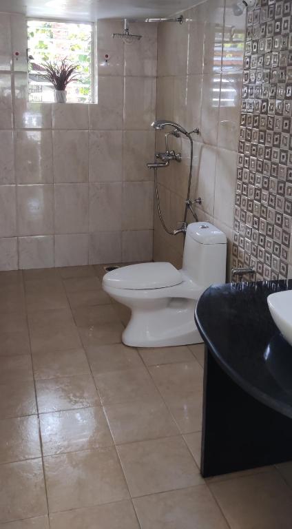Koupelna v ubytování J-House, spacious apartments with balconies, Thalassa 1min away