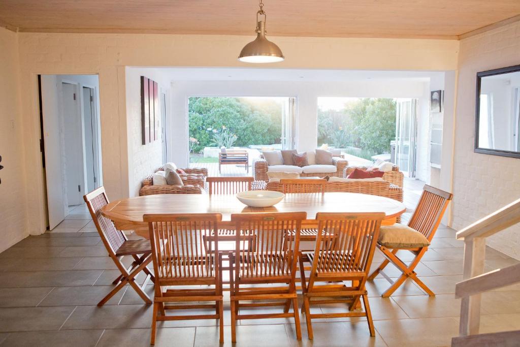 Un comedor con mesa y sillas en Villa Del Mar, en Clareport