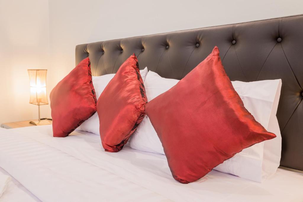 Postel nebo postele na pokoji v ubytování Journey Residence Phuket