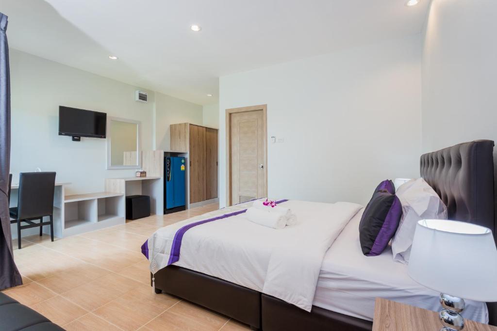 Postel nebo postele na pokoji v ubytování Journey Residence Phuket