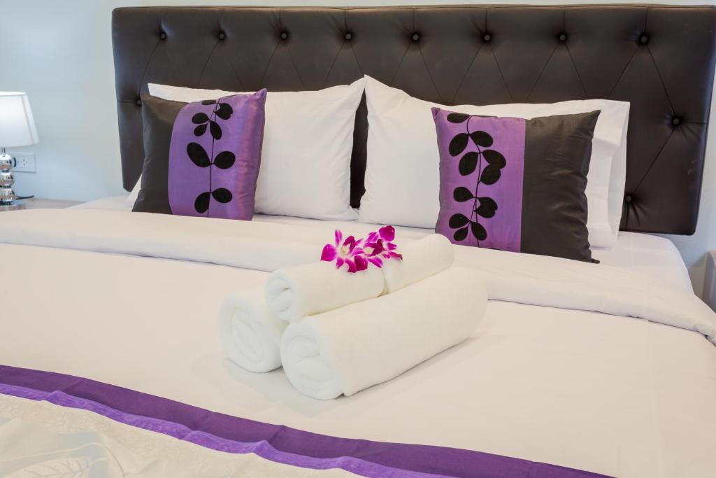 Postel nebo postele na pokoji v ubytování Journey Residence Phuket