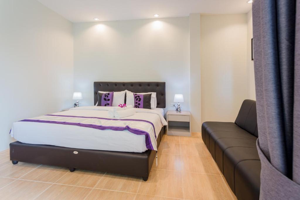 Postel nebo postele na pokoji v ubytování Journey Residence Phuket