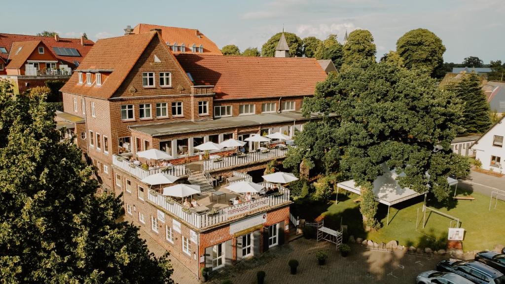 an aerial view of a large building with a patio at Hotel zur Treene in Schwabstedt