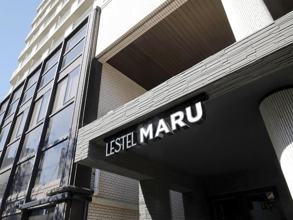 札幌的住宿－Lestel Maru，建筑前的岛内马术商店的标志