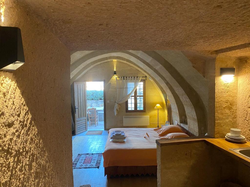 1 dormitorio con 1 cama grande en una habitación en Les Maisons De Cappadoce, en Uchisar