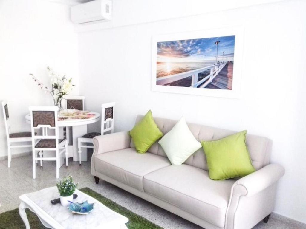 Posezení v ubytování Lots of sunlight 3 bedroom Apartment with balcony Air Conditioning sys3yr