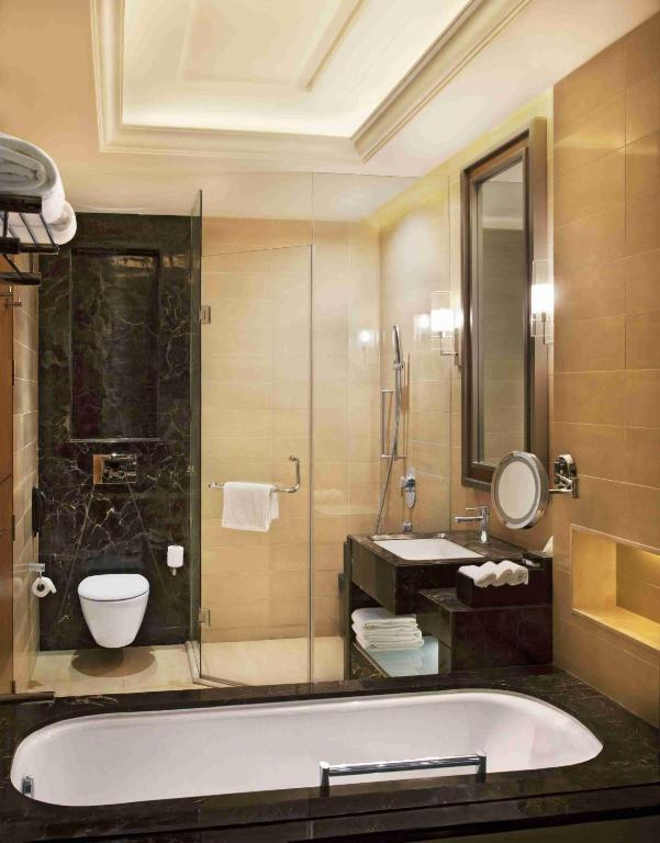 Koupelna v ubytování Crowne Plaza New Delhi Mayur Vihar Noida by IHG
