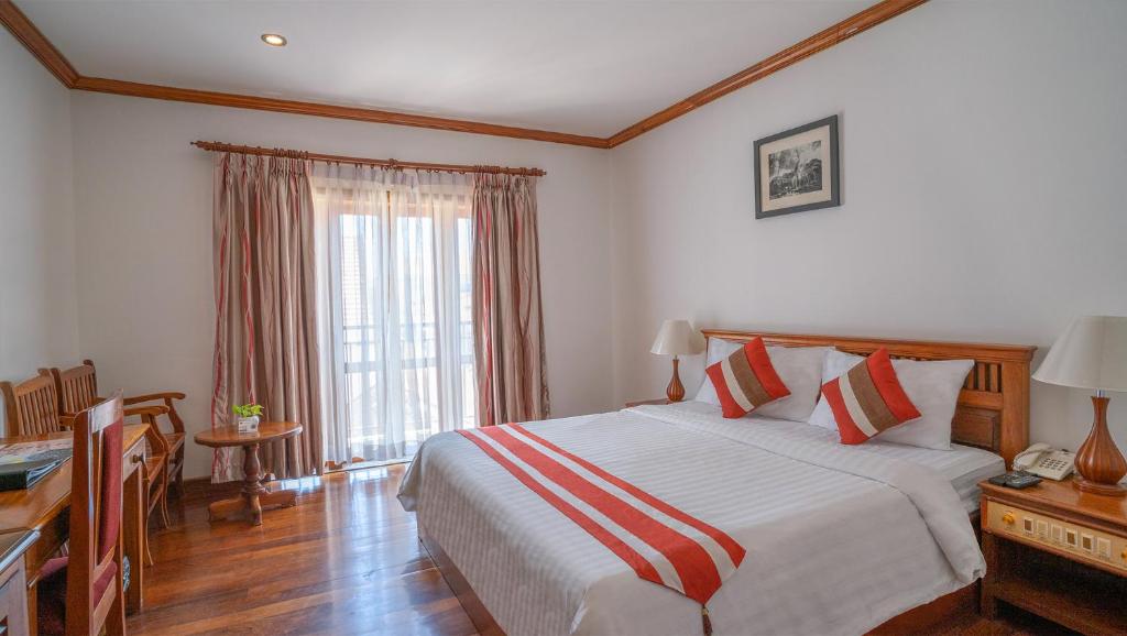 Postel nebo postele na pokoji v ubytování Cheathata CTA Hotel Siem Reap
