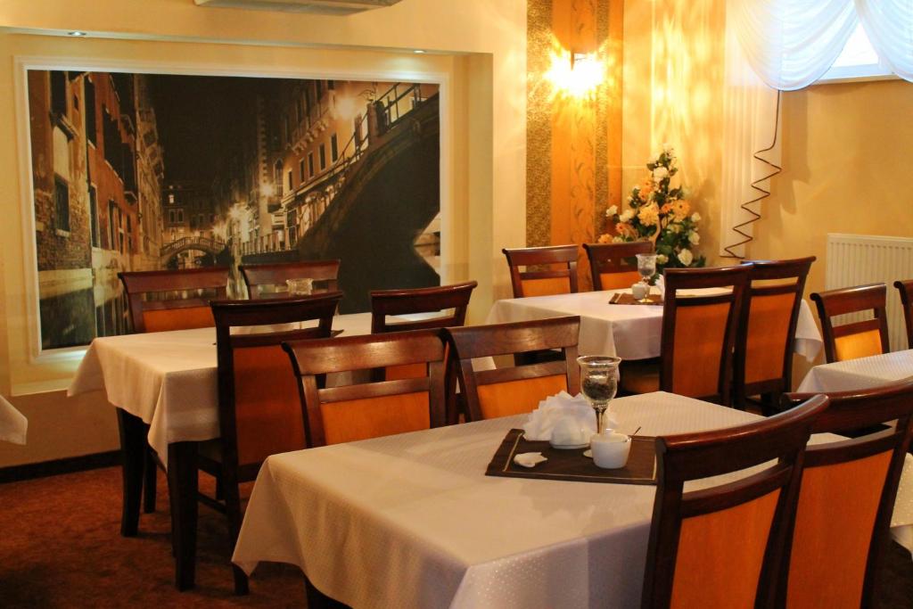 Reštaurácia alebo iné gastronomické zariadenie v ubytovaní Hotel Linder