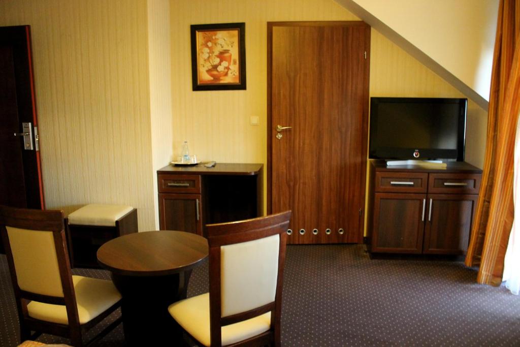 Televízia a/alebo spoločenská miestnosť v ubytovaní Hotel Linder