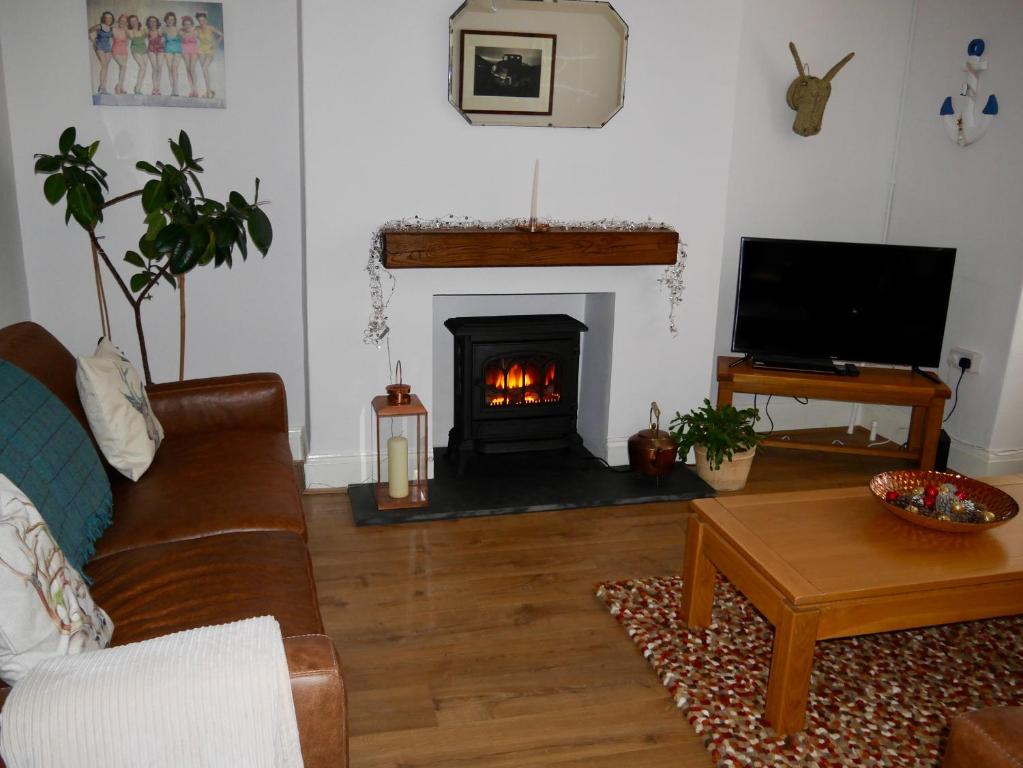 TV a/nebo společenská místnost v ubytování Anchor Cottage
