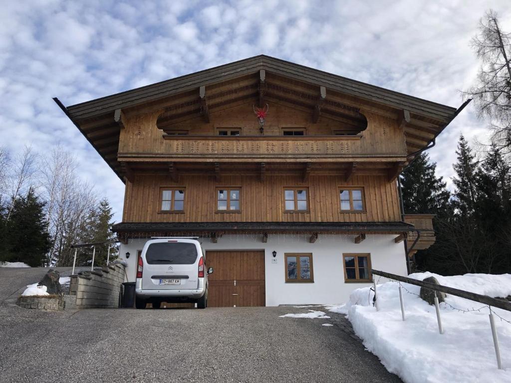 een huis met een busje ervoor geparkeerd bij Patagonien in Steinberg am Rofan