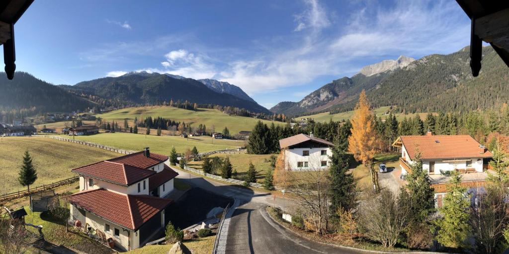 een huis in een vallei met bergen op de achtergrond bij Patagonien in Steinberg am Rofan