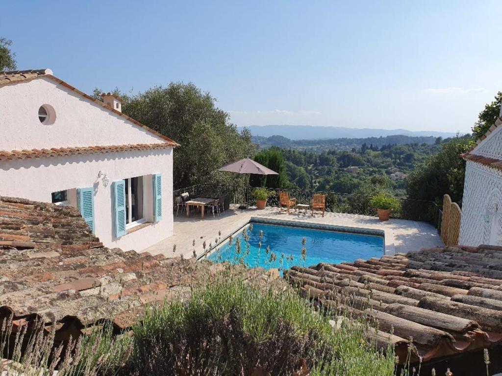una villa con piscina di fronte a una casa di Pool House Matisse in large park with heated pool a Châteauneuf