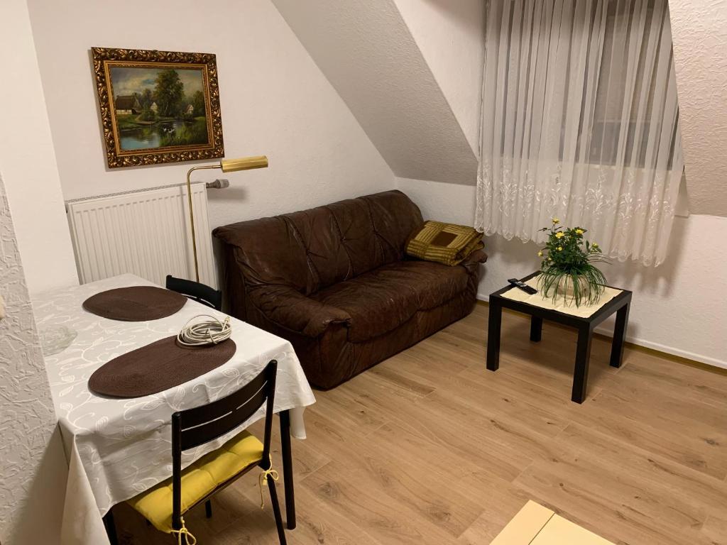 sala de estar con sofá y mesa en City Wohnung 12, en Brühl