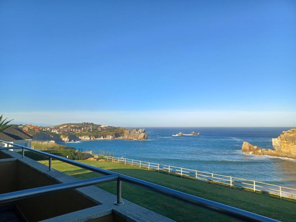 een balkon met uitzicht op de oceaan bij La Venta del Mar in Liencres