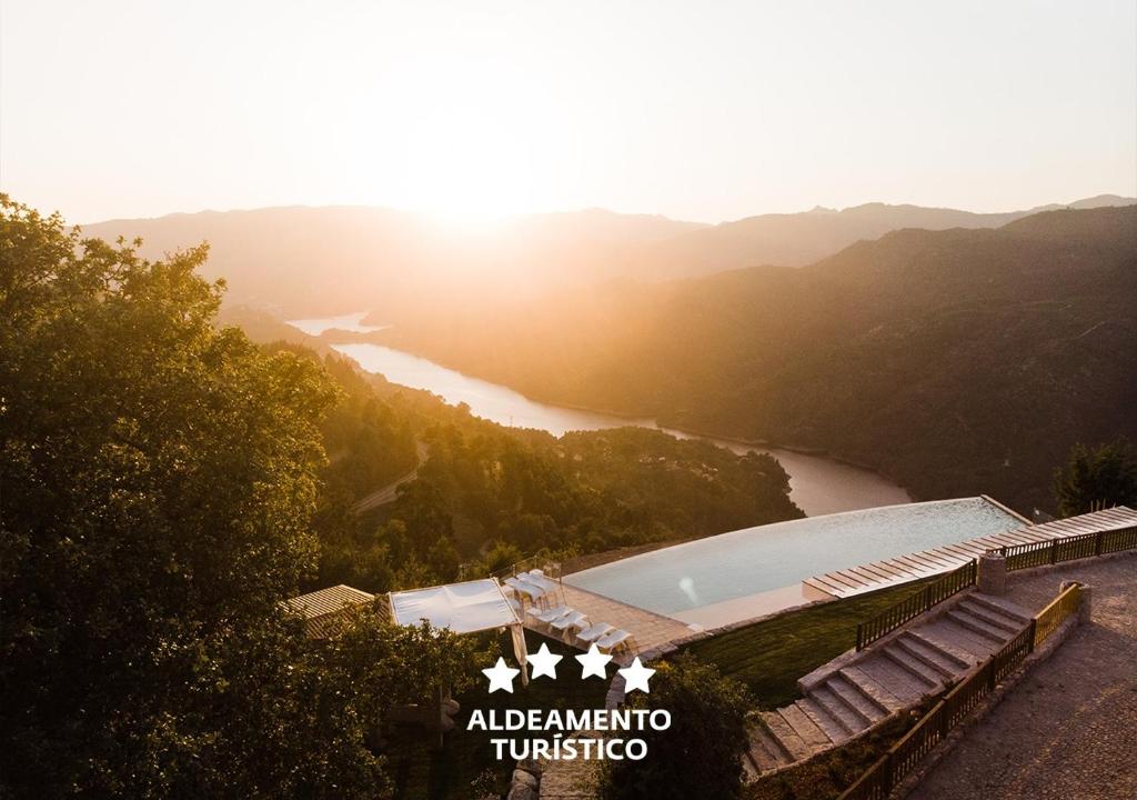 uma vista para o hotel Alaminota Tucson e um rio em Pousadela Village em Vieira do Minho