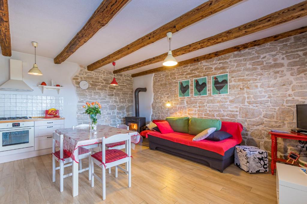 Holiday Home Eufemia في بال: غرفة معيشة مع أريكة حمراء وطاولة